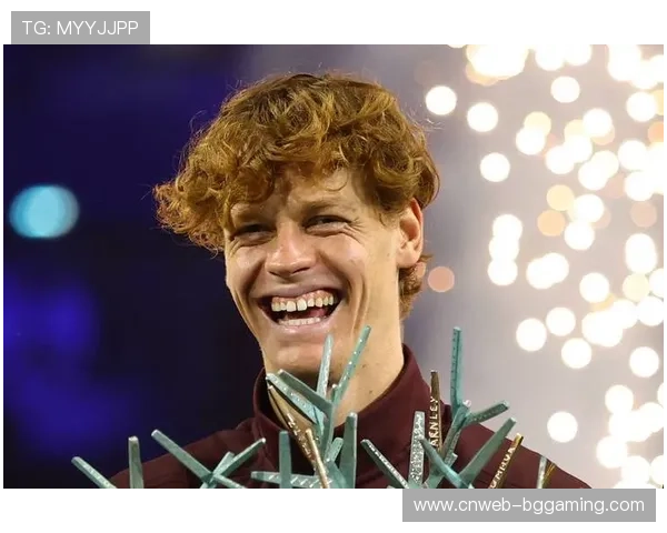 辛纳捧起巴黎大师赛奖杯，与团队庆祝第五个大师赛头衔