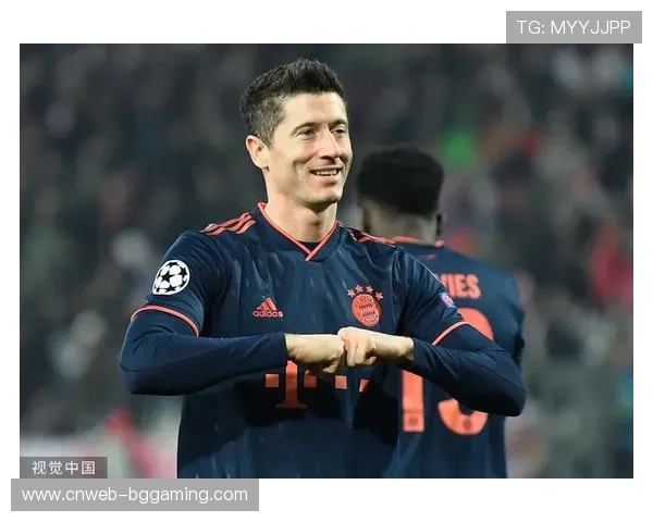 老将莱万勾射破门,展现射手本能 老将莱万勾射破门,展现射手本能