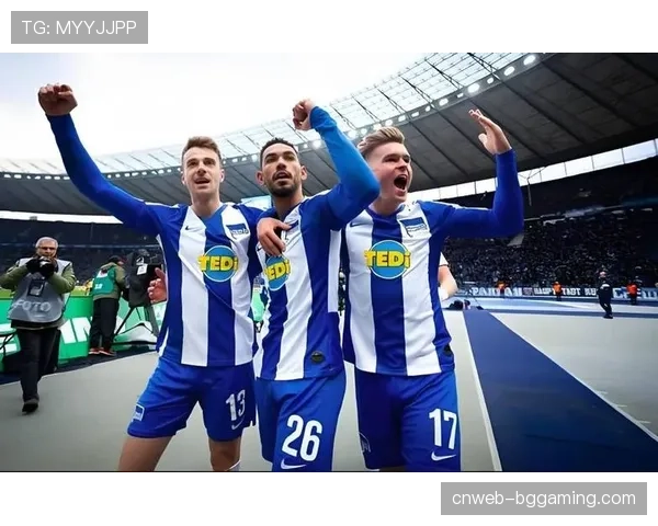 述评：沙尔克04提前两轮确定升级，其高位压迫打法在德乙展现统治力